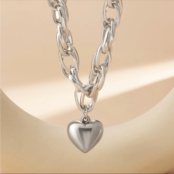 GOLD OR SILVER CHOKER NECKLACE WITH LARGE HANGING HEART - Picture 7 of 9